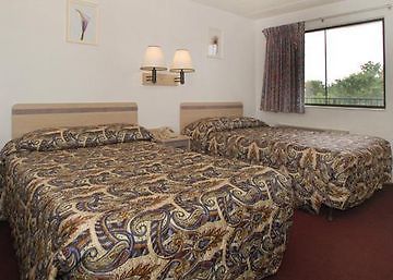 Days Inn & Suites By Wyndham Indianapolis Airport East ภายนอก รูปภาพ