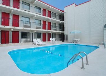 Days Inn & Suites By Wyndham Indianapolis Airport East ภายนอก รูปภาพ